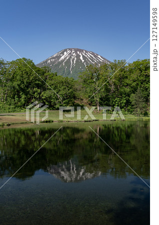 水面に映る羊蹄山 水面に映る羊蹄山 127149598