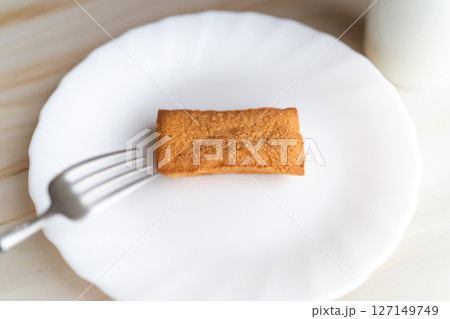 焼き菓子と白い皿の朝① 127149749