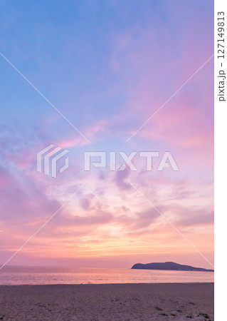 福津海岸の初夏の夕焼け空と穏やかな海（福岡県） 127149813