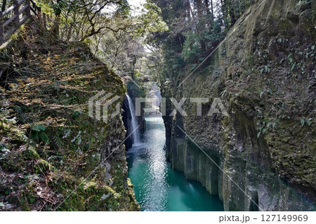 エメラルドグリーンの高千穂峡と真名井の滝 エメラルドグリーンの高千穂峡と真名井の滝 127149969