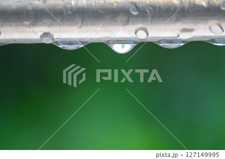 雨に濡れた棒から垂れる水滴 127149995