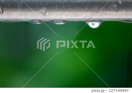 雨に濡れた棒から垂れる水滴 127149997
