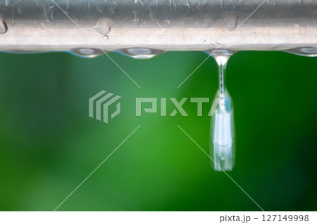 雨に濡れた棒から落ちる水滴 127149998