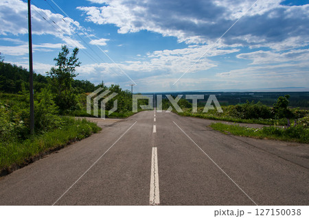 天に続く道。北海道斜里町と小清水町を結ぶ全長約28キロメートルの直線道路の景観。 127150038