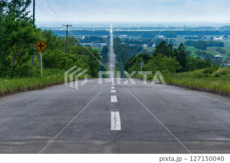 天に続く道。北海道斜里町と小清水町を結ぶ全長約28キロメートルの直線道路の景観。 127150040