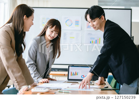 ミーティングするビジネスパーソン ミーティングするビジネスパーソン 127150239