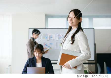オフィスで働くビジネスウーマン 127150258