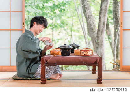 旅館で会席料理を楽しむ若いアジア人男性（部屋食・懐石料理・御膳・贅沢） 127150416