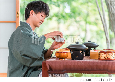 旅館で会席料理を楽しむ若いアジア人男性(部屋食・懐石料理・御膳・贅沢) 旅館で会席料理を楽しむ若いアジア人男性(部屋食・懐石料理・御膳・贅沢) 127150417