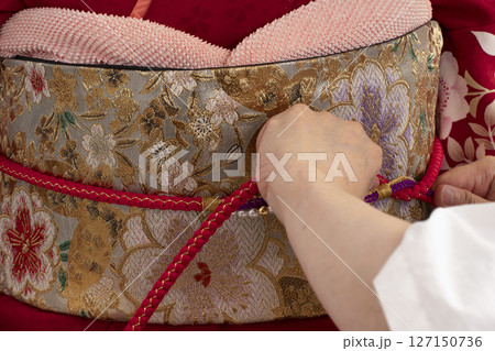 トルソーを使って振袖を着漬ける工程　 127150736