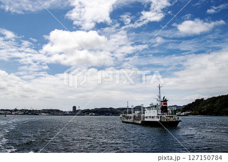 神奈川県横須賀市長浦港の海軍基地湾内を航行する油タンカー船 127150784