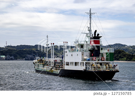 神奈川県横須賀市長浦港の海軍基地湾内を航行する油タンカー船 127150785