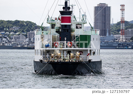 神奈川県横須賀市長浦港の海軍基地湾内を航行する油タンカー船 神奈川県横須賀市長浦港の海軍基地湾内を航行する油タンカー船 127150797