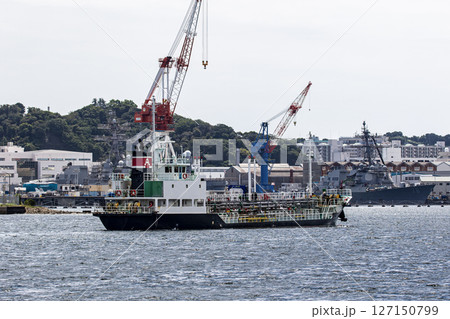 神奈川県横須賀市長浦港の海軍基地湾内を航行する海上自衛隊の油船 神奈川県横須賀市長浦港の海軍基地湾内を航行する海上自衛隊の油船 127150799