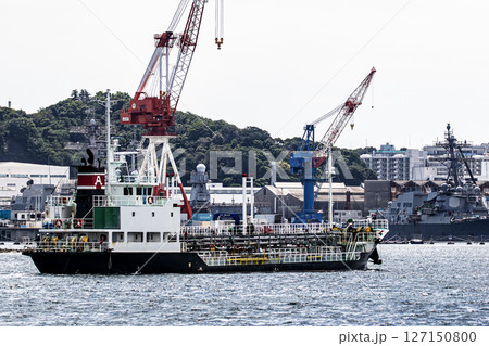 神奈川県横須賀市長浦港の海軍基地湾内を航行する海上自衛隊の油船 127150800