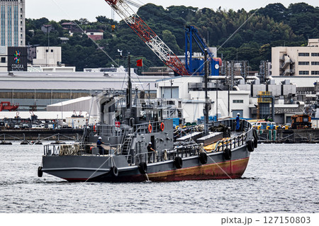神奈川県横須賀市長浦港の海軍基地湾内を航行する海上自衛隊の油船 神奈川県横須賀市長浦港の海軍基地湾内を航行する海上自衛隊の油船 127150803