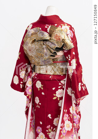 トルソーを使って振袖を着漬ける 人無し トルソーを使って振袖を着漬ける 人無し 127150849