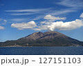 噴煙を上げる桜島 127151103