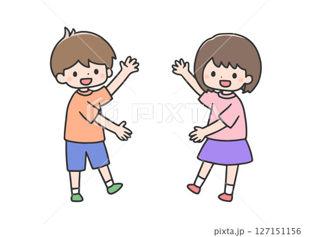 じゃーんと示すポーズの男の子と女の子 じゃーんと示すポーズの男の子と女の子 127151156