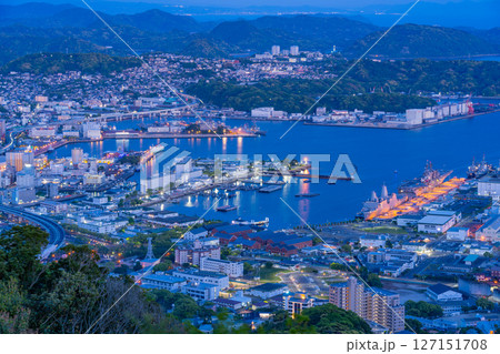 (長崎県)弓張岳展望台から眺める佐世保中心街 夜景 (長崎県)弓張岳展望台から眺める佐世保中心街 夜景 127151708