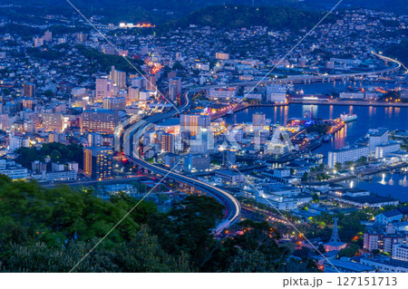(長崎県)弓張岳展望台から眺める佐世保中心街 夜景 (長崎県)弓張岳展望台から眺める佐世保中心街 夜景 127151713