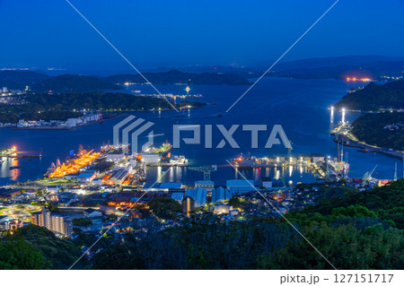（長崎県）弓張岳展望台から眺める佐世保中心街　夜景 127151717