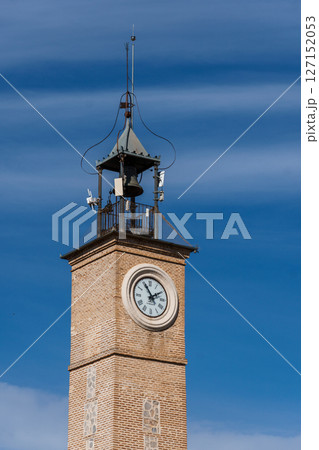Clock tower in the square of Spain in the old town of Consuegra, Toledo 127152053