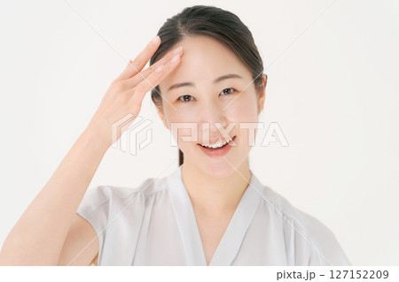 笑顔の若い女性 笑顔の若い女性 127152209