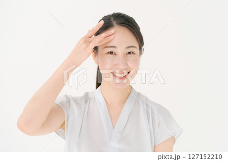 笑顔の若い女性 127152210