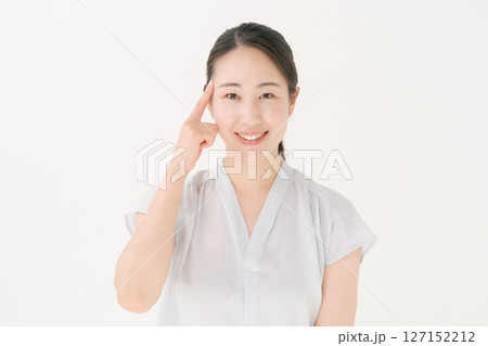 笑顔の若い女性 127152212