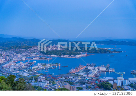 (長崎県)弓張岳展望台から眺める佐世保中心街 夕景 (長崎県)弓張岳展望台から眺める佐世保中心街 夕景 127152396