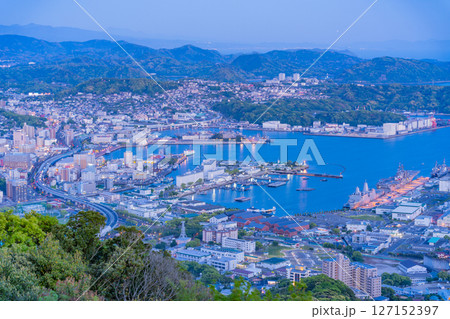 （長崎県）弓張岳展望台から眺める佐世保中心街　夕景 127152397