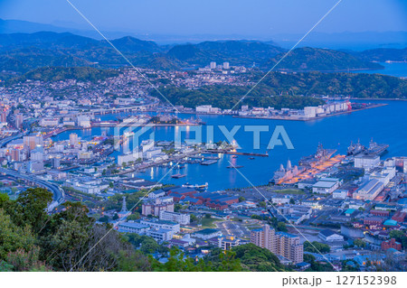 （長崎県）弓張岳展望台から眺める佐世保中心街　夕景 127152398