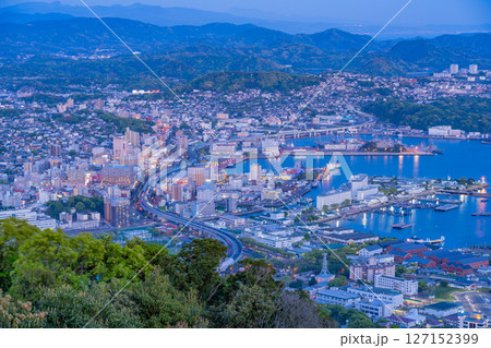 （長崎県）弓張岳展望台から眺める佐世保中心街　夕景 127152399