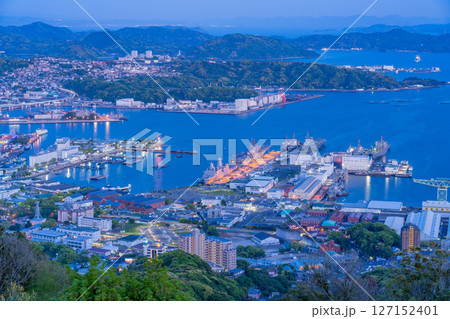 （長崎県）弓張岳展望台から眺める佐世保中心街　夕景 127152401