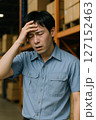 倉庫内で体調を崩して、立ち眩みをしている作業者 127152463