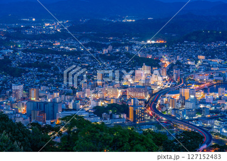 （長崎県）弓張岳展望台から眺める佐世保中心街　夜景 127152483