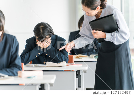 学習塾,学校の授業で悩む女子高生,中学生,高校生,小学生 127152497