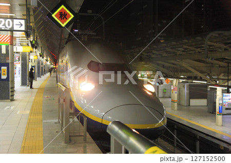 東京駅 E4系 Max 新幹線電車 上越新幹線 東京駅 E4系 Max 新幹線電車 上越新幹線 127152500