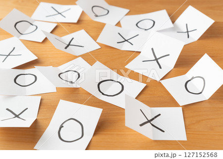 多数決の集約　丸とバツ　開票 127152568