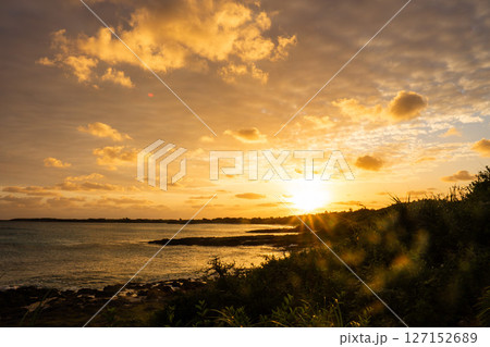 宮古島の夕陽と海 宮古島の夕陽と海 127152689