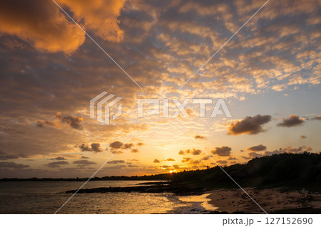 宮古島の夕陽と海 127152690