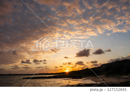 宮古島の夕陽と海 宮古島の夕陽と海 127152691