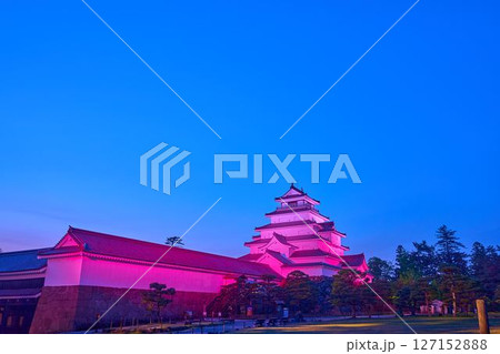 日没直後の福島県会津若松市のライトアップされた鶴ヶ城を公園の南側から見る 日没直後の福島県会津若松市のライトアップされた鶴ヶ城を公園の南側から見る 127152888