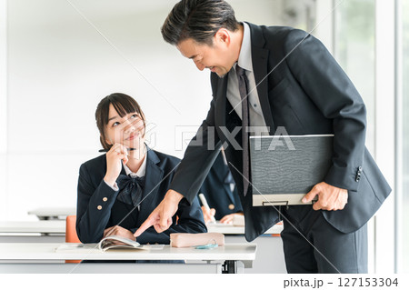 学校,塾で授業を受ける女子高生,中学生,高校生,小学生の女子生徒と男性教師 学校,塾で授業を受ける女子高生,中学生,高校生,小学生の女子生徒と男性教師 127153304