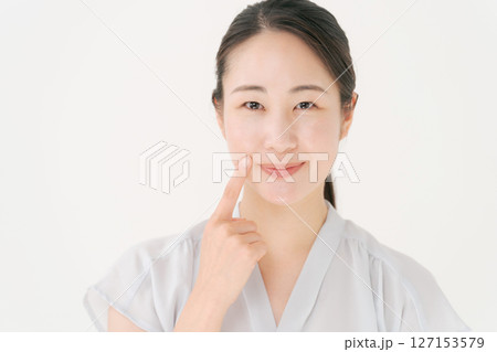 笑顔の若い女性 127153579