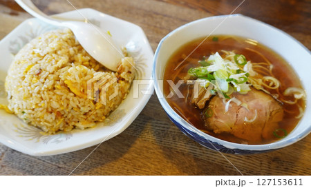 飲食店のメニュー（チャーハンと小ラーメン） 127153611