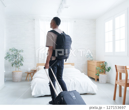 ホテルに宿泊する外国人観光客 127153697