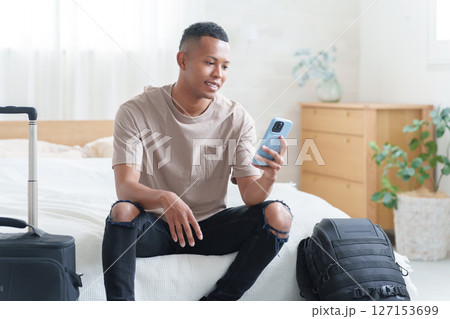 ホテルでスマホを使う外国人観光客 ホテルでスマホを使う外国人観光客 127153699