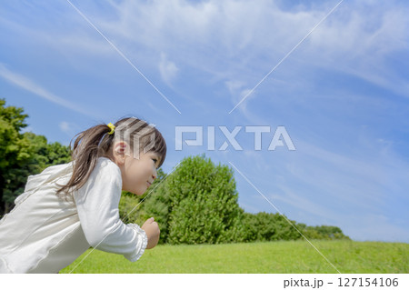 公園で遊ぶ女の子 公園で遊ぶ女の子 127154106